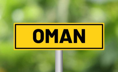 Bulanık arkaplanda Umman yol işareti