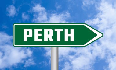 Mavi gökyüzü arka planında Perth yol işareti