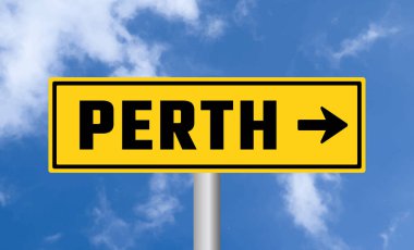 Mavi gökyüzü arka planında Perth yol işareti
