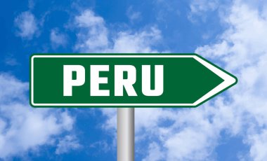 Bulutlu arkaplanda Peru yol işareti