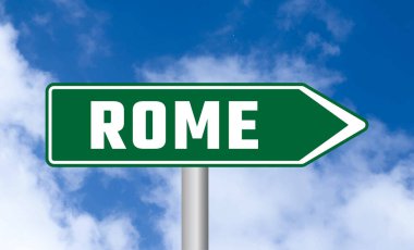 Gökyüzü arka planında Roma yol tabelası