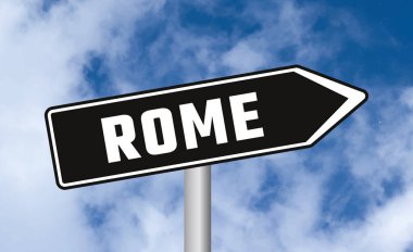 Gökyüzü arka planında Roma yol tabelası