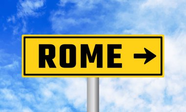 Gökyüzü arka planında Roma yol tabelası