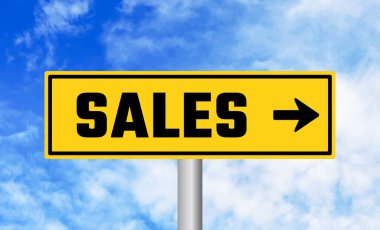 Bulutlu arkaplanda satış tabelaları