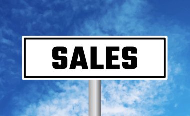 Bulutlu arkaplanda satış tabelaları