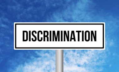 Mavi gökyüzü arka planında ayrımcılık işareti