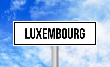 Mavi arka planda Lüksemburg yol tabelası