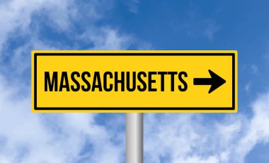 Bulutlu arkaplanda Massachusetts yol işareti