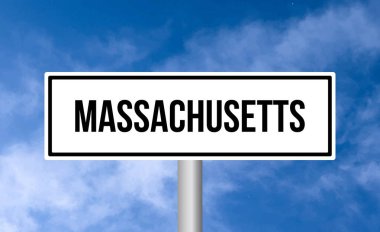 Bulutlu arkaplanda Massachusetts yol işareti