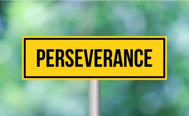 Bulanık arkaplanda azim yol işareti