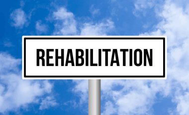 Mavi gökyüzü arka planında rehabilitasyon yolu tabelası