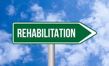 Mavi gökyüzü arka planında rehabilitasyon yolu tabelası
