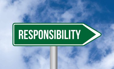 Gökyüzü arkaplanındaki Sorumluluk Yol İşareti