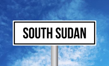 Mavi gökyüzü arka planında Güney Sudan yol işareti