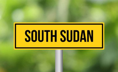 Arka planda Güney Sudan yol işareti