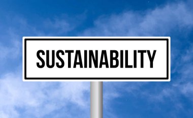 Gökyüzü arka planında sürdürülebilirlik yol işareti