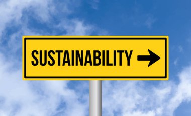 Gökyüzü arka planında sürdürülebilirlik yol işareti