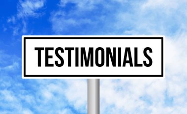 Mavi gökyüzü arka planında tasdikli yol işareti