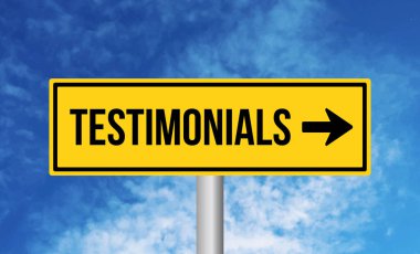 Mavi gökyüzü arka planında tasdikli yol işareti