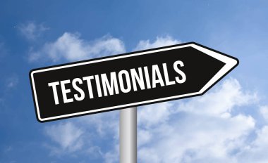 Mavi gökyüzü arka planında tasdikli yol işareti