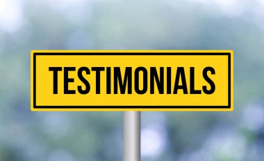 Bulanık arkaplanda ifade veren yol işareti