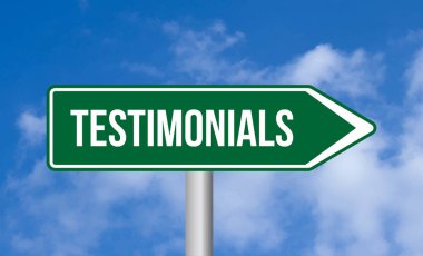 Mavi gökyüzü arka planında tasdikli yol işareti