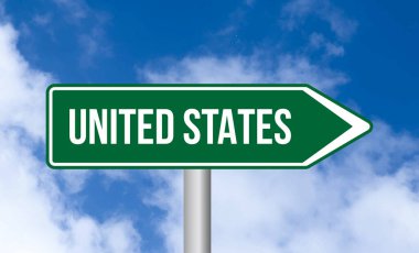 Gökyüzü arka planında Birleşik Devletler yol işareti