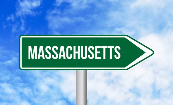 Massachusetts Verkeersbord Bewolkte Lucht Achtergrond — Stockfoto