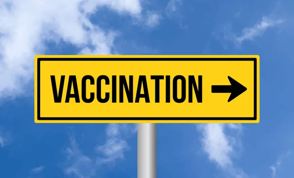 Señal Carretera Vacunación Sobre Fondo Azul Del Cielo —  Fotos de Stock