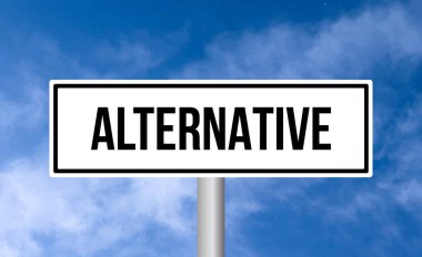 Gökyüzü arka planında alternatif yol işareti