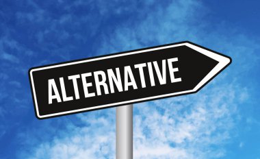Gökyüzü arka planında alternatif yol işareti