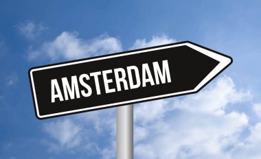 Mavi gökyüzü arka planında Amsterdam yol işareti