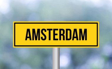 Bulanık arkaplanda Amsterdam yol işareti