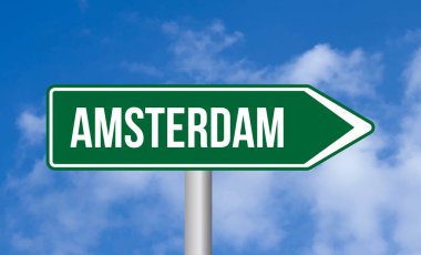 Mavi gökyüzü arka planında Amsterdam yol işareti