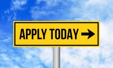 Bugün gökyüzü arkaplanına yol işareti uygula