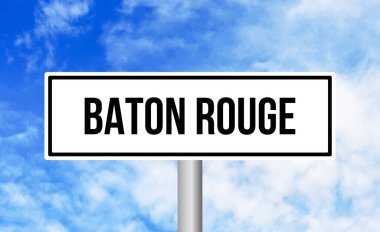 Bulutlu arkaplanda Baton Rouge yol işareti