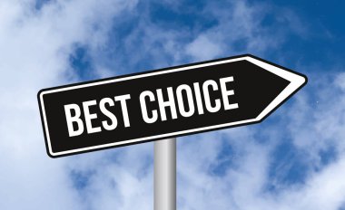 Bulutlu gökyüzü arkaplanındaki en iyi yol işareti