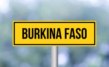 Bulanık arkaplanda Burkina faso yol işareti