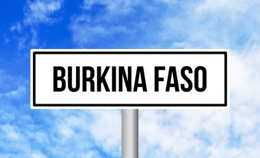 Mavi arka planda Burkina faso yol tabelası