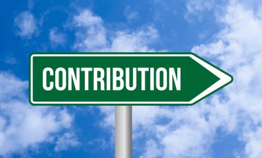 Mavi gökyüzü arkaplanındaki yol işareti