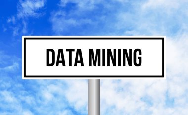 Bulutlu gökyüzü arka planında veri madenciliği yol işareti