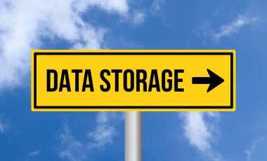 Gökyüzü arka planında veri depolama yolu işareti