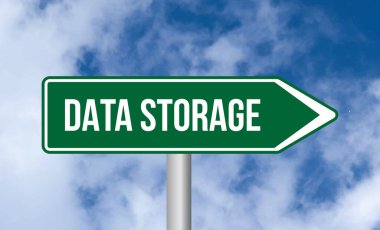 Gökyüzü arka planında veri depolama yolu işareti