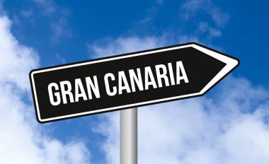 Bulutlu gökyüzü arka planında Gran kanarya yol işareti