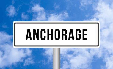 Bulutlu arkaplanda Anchorage yol işareti
