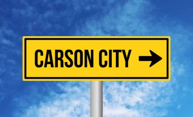 Carson City yol tabelası gökyüzü arka planında