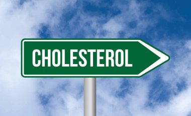 Mavi gökyüzü arka planında kolesterol yol işareti