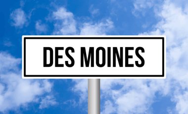 Gökyüzü arka planındaki Des Moines yol tabelası