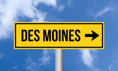 Gökyüzü arka planındaki Des Moines yol tabelası