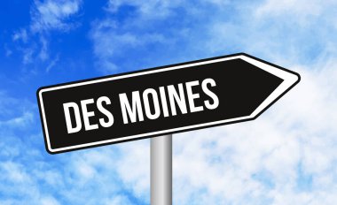 Gökyüzü arka planındaki Des Moines yol tabelası